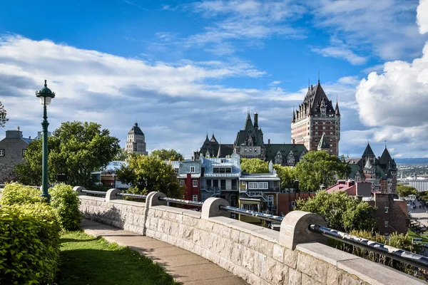 Město Quebec za oblačného slunečného dne, s duhou v pozadí. Koncept cestování a města. Kanada. — Stock fotografie