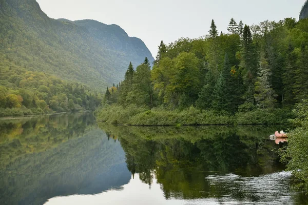 Fluss durch den Wald im Jacques-Cartier-Nationalpark, Kanada in einem nebligen launischen Sonnenuntergang. — Stockfoto