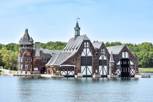 Eski Yat Evi gündüz açık gökyüzü arka planında. Binlerce Adalar. Ontario, Kanada.