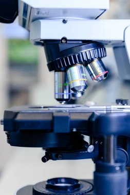 Farmasötik biyobilim araştırmaları için yakın plan ışık mikroskobu. Bilim kavramı, laboratuvar ve hastalıklar üzerine çalışma. Coronavirus (COVID-19) tedavisi geliştiriliyor.