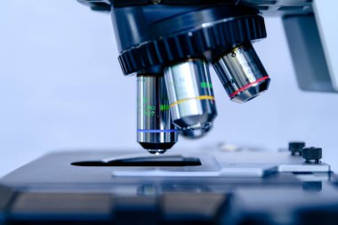 Farmasötik biyobilim araştırmaları için yakın plan ışık mikroskobu. Bilim kavramı, laboratuvar ve hastalıklar üzerine çalışma. Coronavirus (COVID-19) tedavisi geliştiriliyor.