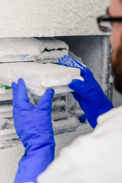 Biyolojik bilim laboratuarındaki dondurucuda bilimsel manipülasyon testleri. Bilim kavramı, laboratuvar ve hastalıklar üzerine çalışma. Coronavirus (COVID-19) tedavisi geliştiriliyor.