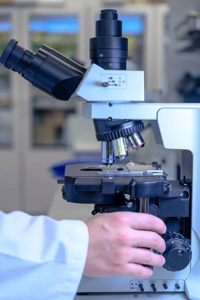 Manejo Científico Microscopio Luz Examina Una Muestra Laboratorio Para Investigación —  Fotos de Stock