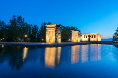 Madrid, İspanya 'daki Debod Tapınağı' nda güzel bir günbatımı. İnsan yok. Turizm ve seyahat kavramı.