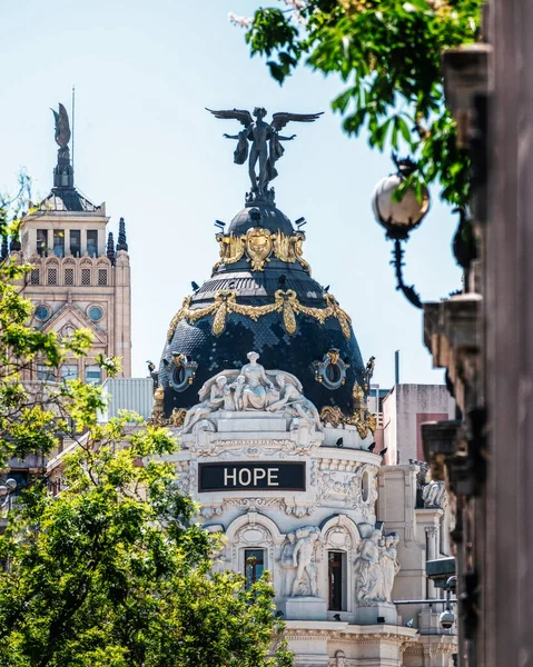 Emblematiske Bygninger Madrid Med Ordet Hope Optimisme Grunn Krisen Covid – stockfoto