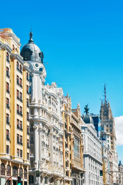 青い空の晴れた日にマドリードのグラン ビアの象徴的な建物 スペインだ 旅行と不動産の概念 — ストック写真