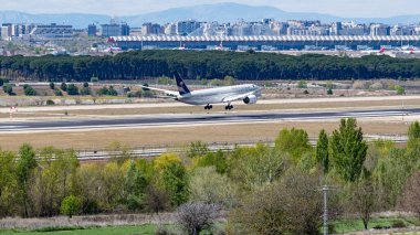 MADRID, İspanya - 14 Nisan 2019: Suudi Arabistan Havayolları Boeing 787 yolcu uçağı Madrid-Barajas Uluslararası Havalimanı Adolfo Suarez 'e indi..