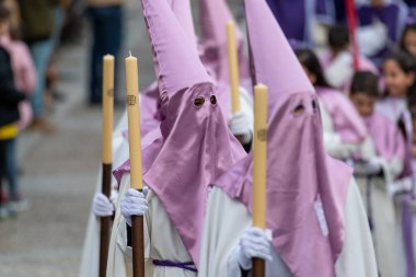 SALAMANCA, İspanya - 18 Nisan 2019: Tipik İspanyol Kutsal Haftası sahnesi, tipik Paskalya şapkası ve izleyicileri ile dini giyinmiş.