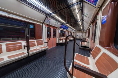 MADRID, SPAIN - 13 Nisan 2019: 9. hattaki boş metro vagonlarının içinde, bu tür bir ulaşım için alışılmadık bir manzara. Madrid metrosu genellikle yoğun saatlerde daha kalabalıktır..