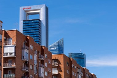 MADRID, İspanya - 12 Mayıs 2019: Madrid 'in finans bölgesinin modern kuleleri ile çevresindeki eski konut binaları arasındaki tezat.