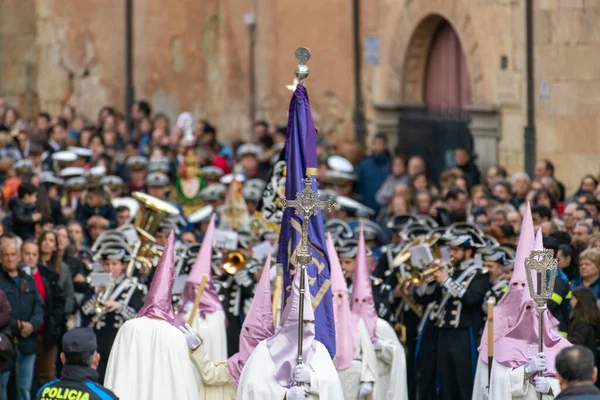 SALAMANCA, SPAIN - 18 Nisan 2019: Tipik İspanyol Kutsal Haftası sahnesi, tipik Paskalya şapkası, müzik bandosu çok sayıda izleyici ve düzen gücü ile.