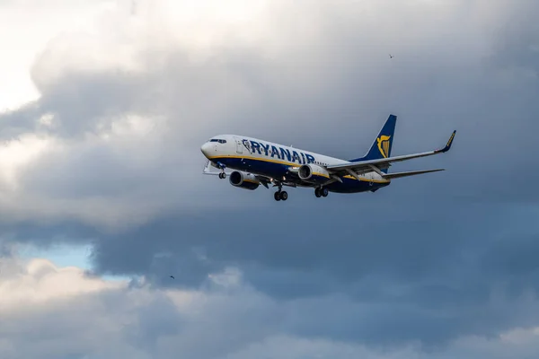 MADRID, İspanya - 17 Mayıs 2019: Ryanair Boeing 737 NG / Max yolcu uçağı bulutlu bir öğleden sonra Adolfo Suarez Madrid-Barajas Uluslararası Havalimanı 'na inmeye hazır
