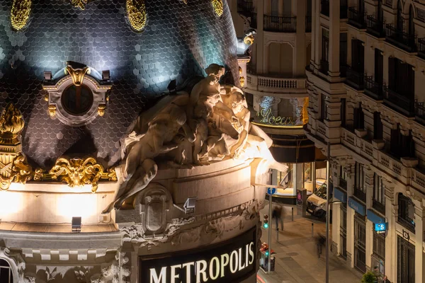 マドリード スペイン エイプリル社2019年13日 メトロポリスの建物のドームの詳細像は マドリードの有名なグラン ビア通りを歩いて通行人に指を向けるように見えます — ストック写真