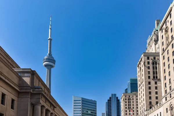 Toronto siluetinin simgesel binaları, güneşli bir günde mavi gökyüzü. Toronto, Ontario, Kanada