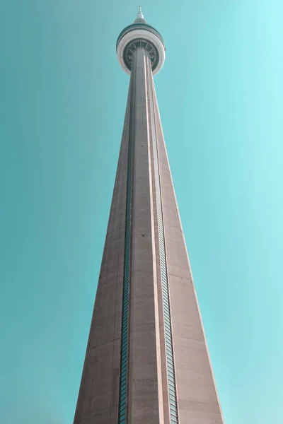 Velmi Vysoká Moderní Betonová Věž Modré Obloze Denního Světla Architektonický — Stock fotografie