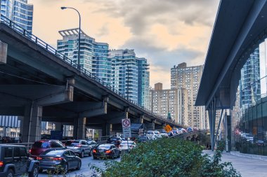 Toronto şehir merkezindeki bir otoyolun girişinde trafik sıkışıklığı. Şehir ve ulaşım konsepti. Toronto, Ontario, Kanada