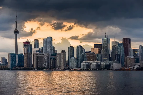Toronto Panorama Budovy Pozadí Mořem Popředí Oblačném Západu Slunce Toronto — Stock fotografie