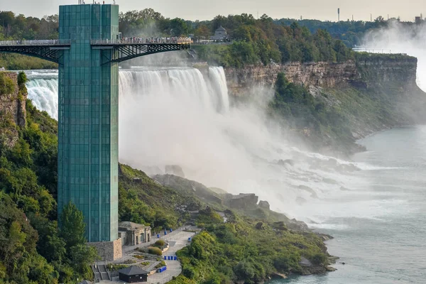 Turistlerle dolu Amerikan tarafındaki gözlemevinin ve arka plandaki şelalenin etrafını kapatın. Seyahat ve turizm kavramı. Niagara Şelalesi, Kanada Birleşik Devletleri