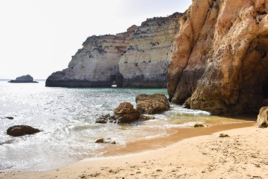Kayalıklar arasında boş bir sahil. Kalabalık olmayan seyahat konsepti. Algarve, Portekiz