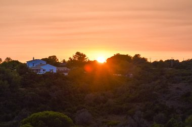 Gün batımında ormanla çevrili küçük bir yazlık. Algarve, Portekiz
