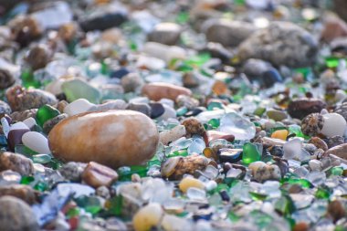Deniz kabukları, taşlar ve kristaller Galiçya 'daki Los Cristales Sahili' nin aşınmasıyla yuvarlandı. İspanya.