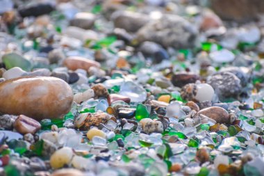 Deniz kabukları, taşlar ve kristaller Galiçya 'daki Los Cristales Sahili' nin aşınmasıyla yuvarlandı. İspanya.