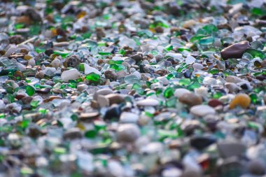 Deniz kabukları, taşlar ve kristaller Galiçya 'daki Los Cristales Sahili' nin aşınmasıyla yuvarlandı. İspanya.