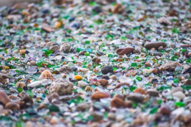 Deniz kabukları, taşlar ve kristaller Galiçya 'daki Los Cristales Sahili' nin aşınmasıyla yuvarlandı. İspanya.