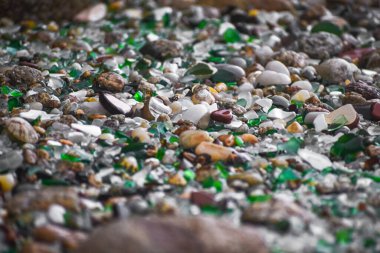 Deniz kabukları, taşlar ve kristaller Galiçya 'daki Los Cristales Sahili' nin aşınmasıyla yuvarlandı. İspanya.
