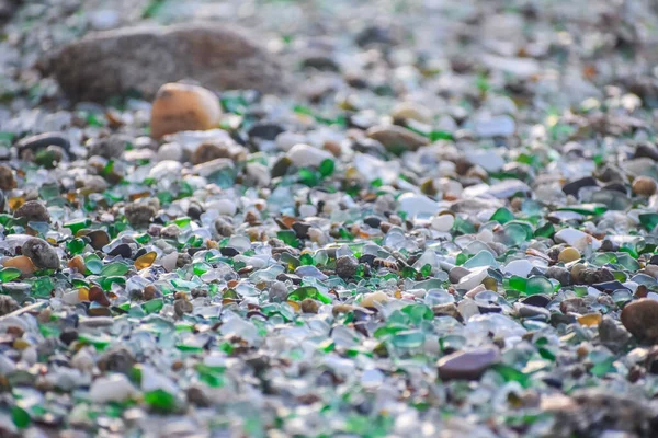 Deniz kabukları, taşlar ve kristaller Galiçya 'daki Los Cristales Sahili' nin aşınmasıyla yuvarlandı. İspanya.