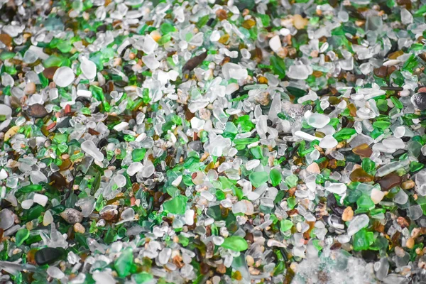 Deniz kabukları, taşlar ve kristaller Galiçya 'daki Los Cristales Sahili' nin aşınmasıyla yuvarlandı. İspanya.