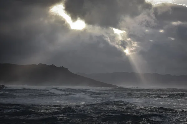 Большие Волны Ломаются Побережье Солнечном Море Проходя Сквозь Облака Закате — стоковое фото