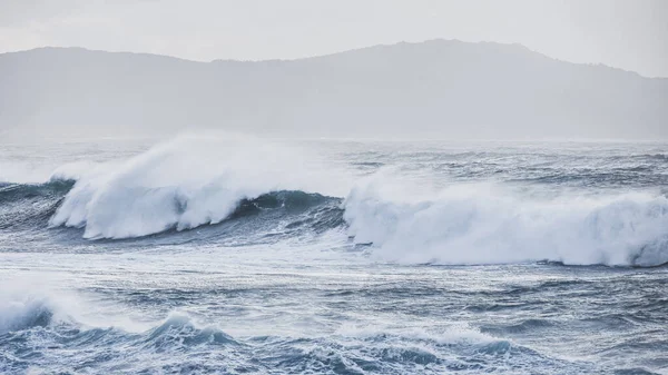 Большие Волны Ударялись Скалы Бурных Морях Облачный День Галисия Испания — стоковое фото