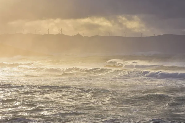Большие Волны Ломаются Побережье Солнечном Море Проходя Сквозь Облака Закате — стоковое фото