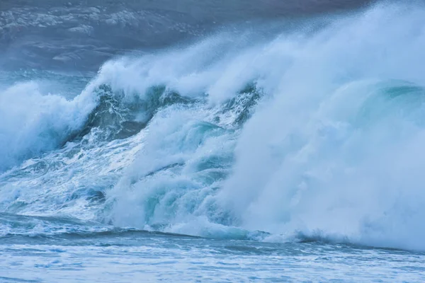 Detalhe Ondas Grandes Mar Agitado Num Dia Nublado Galiza Espanha — Fotografia de Stock