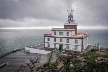 Camino de Santiago güzergahındaki Finisterre Deniz Feneri 'nden bir görüntü. Bulutlu bir günde, arka planda deniz var. Galiçya, İspanya
