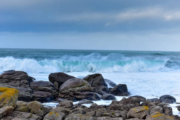 Vlny Narážejí Skal Drsných Mořích Když Zataženo Galicie Španělsko — Stock fotografie