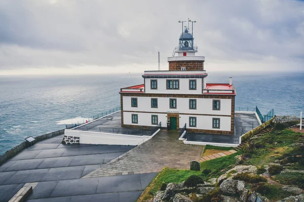 Camino de Santiago güzergahındaki Finisterre Deniz Feneri 'nden bir görüntü. Bulutlu bir günde, arka planda deniz var. Galiçya, İspanya