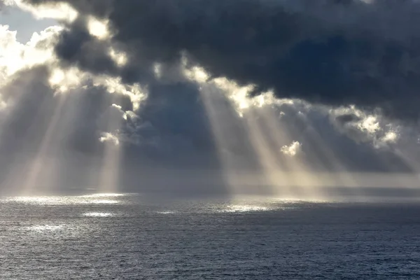 Raze Lumină Care Trec Peste Nori Luminează Marea Nişte Reflectoare — Fotografie, imagine de stoc