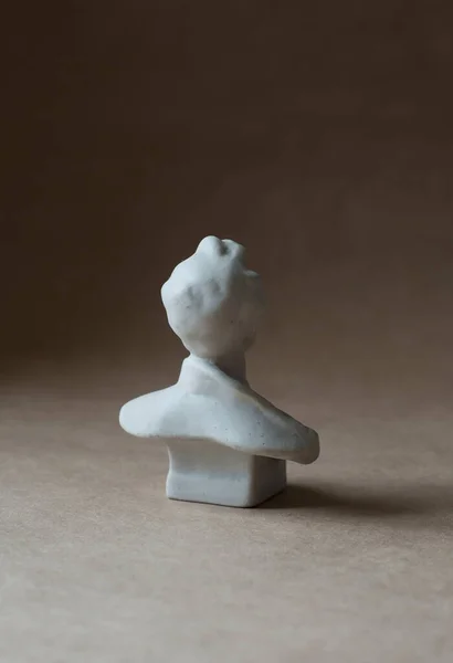 Geri çevrilmiş beyaz bir adam heykeli