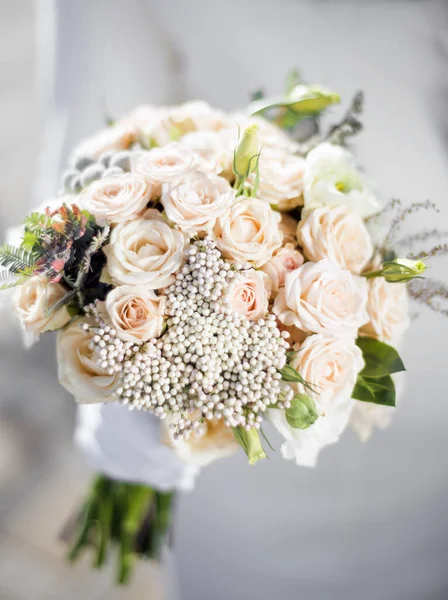 Elinde bir buket narin gül var.