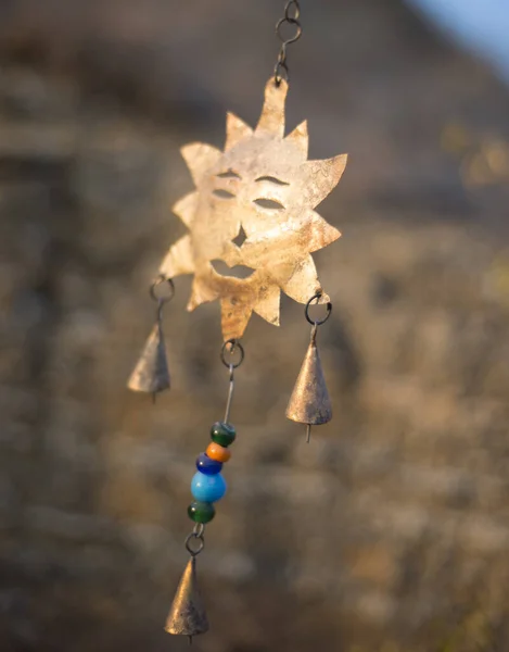 Yüzü rüzgarda asılı güneşin altın sembolü