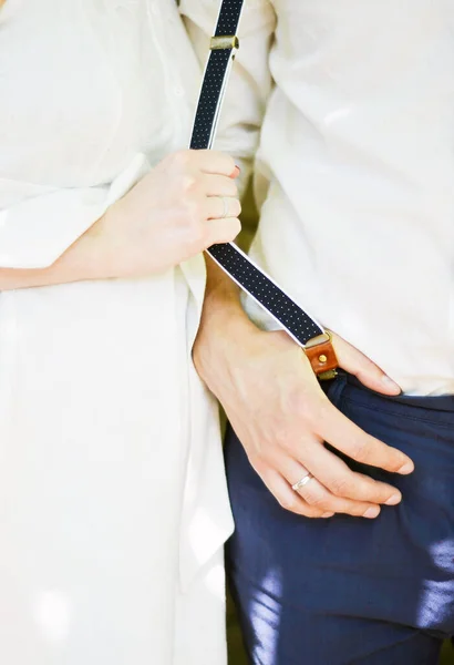 Yeni evli bir çiftin elleri.  