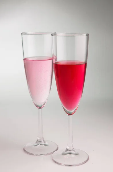 İki bardak kırmızı içki.