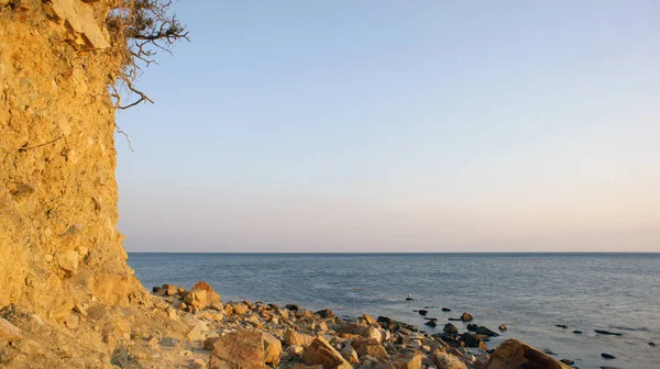 Taşlaşmış sahile ve denize bak.