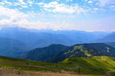 Yeşilliklerle muhteşem dağ manzarası