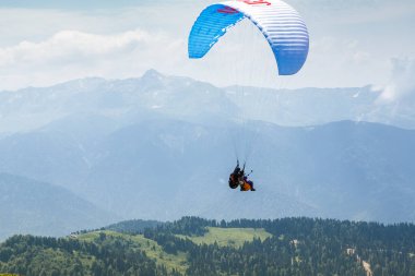 Sochi, Rusya, 26 Temmuz 2018: Paraşüt uçağıyla dağların manzaralı manzarası, doğa arka planı. Rosa Khutor bölgesinde dağlarda ekstrem sporlar.
