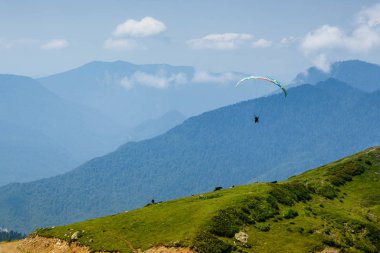 Sochi, Rusya, 26 Temmuz 2018: Paraşüt uçağıyla dağların manzaralı manzarası, doğa arka planı. Rosa Khutor bölgesinde dağlarda ekstrem sporlar.