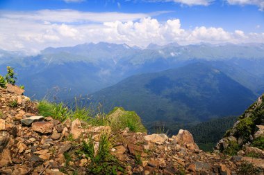 Yeşilliklerle muhteşem dağ manzarası