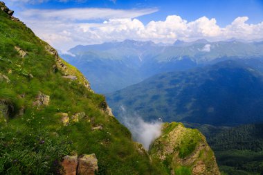 Yeşilliklerle muhteşem dağ manzarası